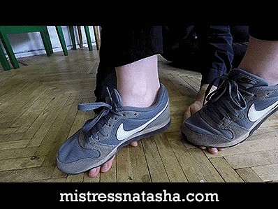 Sonya – Hand Crushing In Sneakers